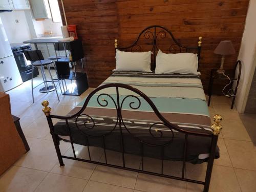 - une chambre avec un lit et un mur en bois dans l'établissement Studio détente, à Montreuil