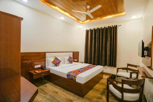 1 dormitorio con 1 cama, 1 mesa y 1 silla en FabExpress Trijal Inn, en Lucknow