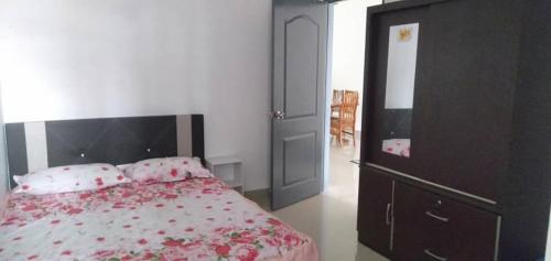 - une chambre avec un lit et une commode dans l'établissement Faizeen Homestay, à Kuala Kerai