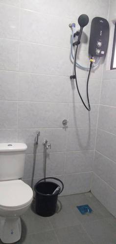 La salle de bains est pourvue d'une douche, de toilettes et d'un téléphone. dans l'établissement Faizeen Homestay, à Kuala Kerai