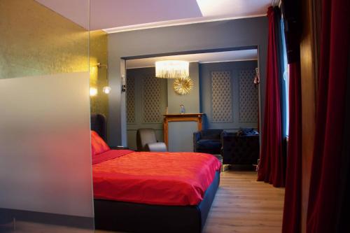 Postel nebo postele na pokoji v ubytování Romantic Suite Boudoir-bleu -ADULTS ONLY-