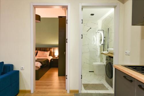 Habitación con baño y cama. en Cozy room apartment, en Tiflis