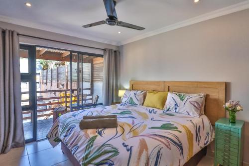 ein Schlafzimmer mit einem Bett und einem Balkon in der Unterkunft Relaxation in KwaDukuza