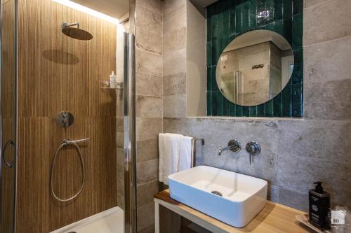 uma casa de banho com um lavatório e um chuveiro em Villaggio Baia D'Ercole em Capo Vaticano