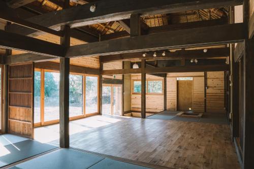 a large room with a wooden floor and windows at chigiterasu shintomi miyazaki - Vacation STAY 44990v in Saito