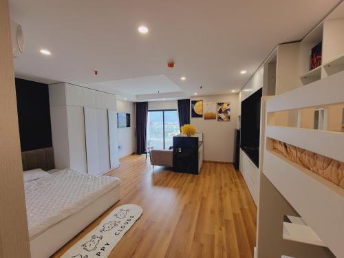 um quarto com uma cama e uma sala de estar em TMS Quy Nhơn em Quy Nhon