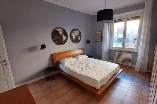 um quarto com uma cama e duas fotografias na parede em Domus Giulia & Andrea em Roma