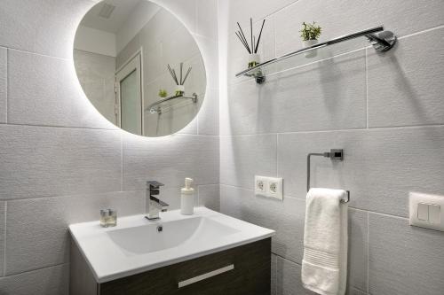 a white bathroom with a sink and a mirror at Vacacional El Atlántico 2 in Granadilla de Abona