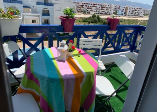 een kleurrijke tafel en stoelen op een balkon bij Ryad martil in Martil
