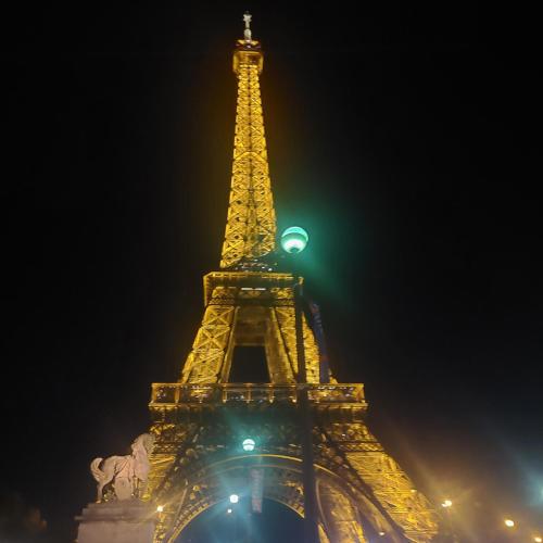 - Vistas a la torre Eiffel por la noche en Une chambre dans une petite appartement a côté de paris la défense, en Colombes