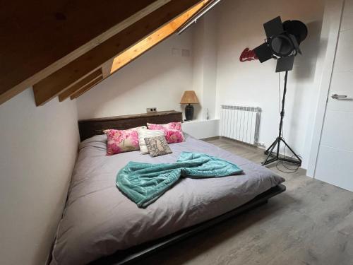 ein Bett mit einer grünen Decke in einem Schlafzimmer in der Unterkunft CASA CON ENCANTO ESTERRI in Esterri d'Àneu