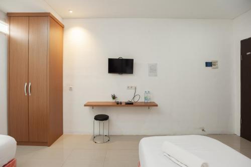 TV a/nebo společenská místnost v ubytování Urbanview Hotel Amarilis Sentul Bogor by RedDoorz