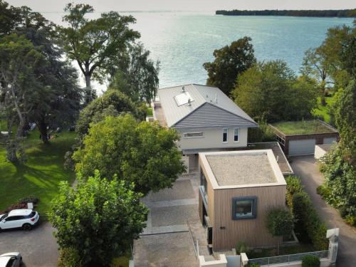 Vue aérienne d'une maison avec l'océan en arrière-plan dans l'établissement LAKESIDE LODGE, à Nonnenhorn