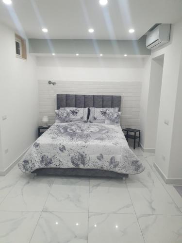 - une chambre dotée d'un lit avec un couvre-lit floral dans l'établissement Maison Carrozzelle, à Naples