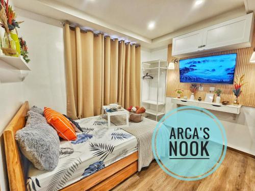 um pequeno quarto com uma cama e uma televisão em Arca's Nook Condo Rental for Transient em Baguio