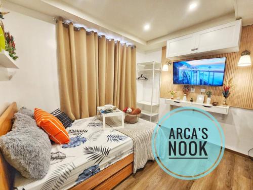 um pequeno quarto com uma cama e uma televisão em Arca's Nook Condo Rental for Transient em Baguio