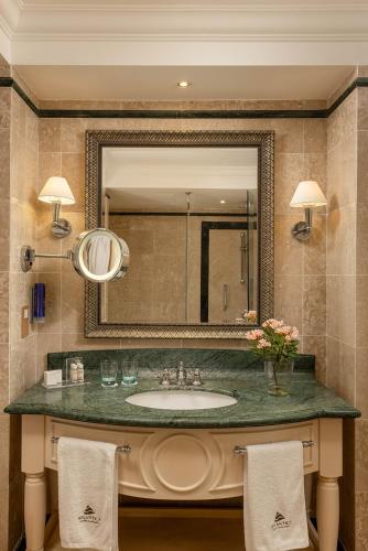 Bilik mandi di Aphrodite Hills Hotel