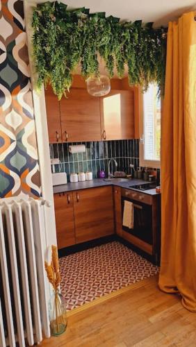 une cuisine avec un évier et une cuisinière dans l'établissement Studio 2 pers aux inspirations 60s, à Chalon-sur-Saône