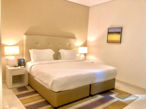 Postel nebo postele na pokoji v ubytování Damac Cour Jardin Cozy 1BD Apartment Buisness bay Spa included