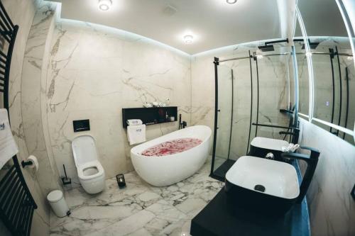 un baño con bañera y lavabo en Luxury Apartment & Rooms, en Ljubuški