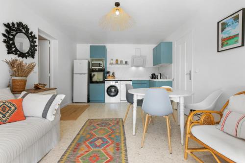 un salon avec un canapé blanc et une table dans l'établissement Rez de villa avec jardin vue mer, à Fréjus