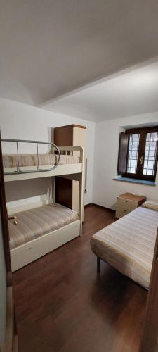 sypialnia z 2 łóżkami piętrowymi i łóżkiem w obiekcie Casa del Rustico, Indipendente vista Sacra con dipinto w mieście Caprie