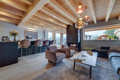 un salon avec un canapé et une table dans l'établissement Chalet Béla Vya 5 étoiles luxe Ski & Spa, à Bourg-Saint-Maurice