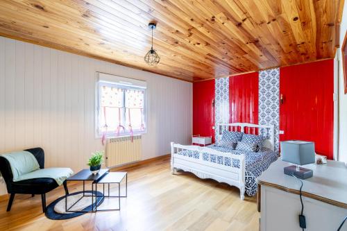 Saint-Hilaire-de-Voust的住宿－Logement 3ch 8 personnes，卧室配有白色的床和红色的墙壁