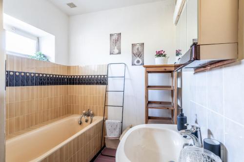 Saint-Hilaire-de-Voust的住宿－Logement 3ch 8 personnes，带浴缸和盥洗盆的浴室