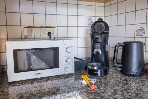 un bancone da cucina con un microonde e un frullatore di Good connection city apartment a Lussemburgo