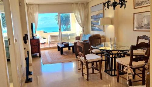 Holidays & Home Beachfront Neptuno I, Sea Views,Pool,Garden, Elviria