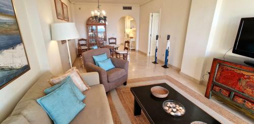 Holidays & Home Beachfront Neptuno I, Sea Views,Pool,Garden, Elviria