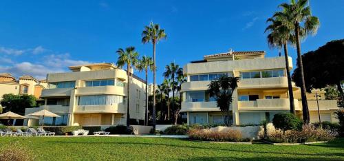 Holidays & Home Beachfront Neptuno I, Sea Views,Pool,Garden, Elviria