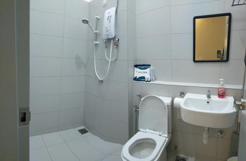 La salle de bains est pourvue de toilettes et d'un lavabo. dans l'établissement Four Leaf Clover Residence @ Crest Mount Austin JB, à Johor Bahru