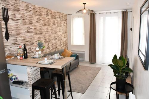 une cuisine et un salon avec une table et des chaises dans l'établissement Appartement 32 m2 intra muros - WIFI - Netflix - Bureau, à Avignon
