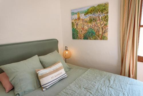 聖特羅佩的住宿－Saint Esprit，一间卧室配有一张壁画床