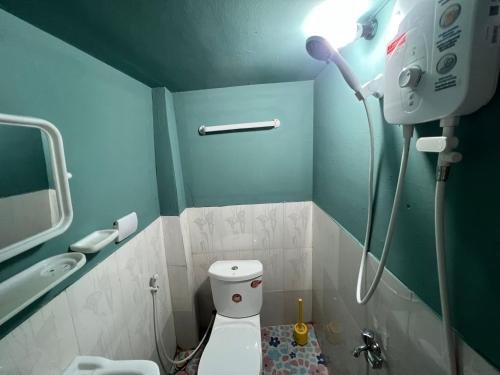 ein Bad mit WC und Dusche in der Unterkunft Vagabonds in Phumĭ Kâoh Rŏng
