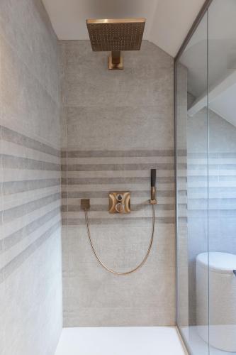 a bathroom with a shower with a glass door at Maison La Belle Cosy 2-bedroom house with jacuzzi & airco in Zoutleeuw