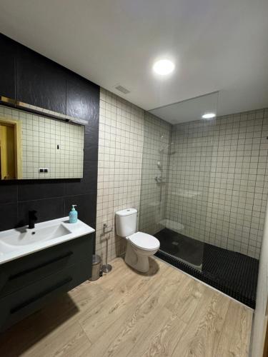 a bathroom with a sink and a toilet and a tub at Dos Mares Comfort & Calidad- Casa entera Planta Baja in San Javier