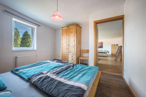 1 dormitorio con cama y ventana grande en Ferienwohnung Knopf en Hardegsen