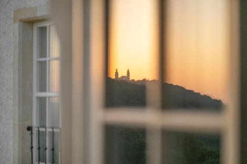 Východ nebo západ slunce při pohledu z hotelu nebo okolí