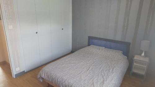 Ένα ή περισσότερα κρεβάτια σε δωμάτιο στο Maison meublée en location courte durée - 1 mois minimum