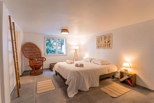 Ένα ή περισσότερα κρεβάτια σε δωμάτιο στο Villa Comète - Maison de famille avec piscine
