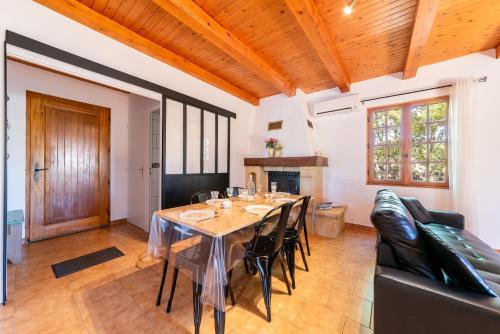une salle à manger avec une table et des chaises en cuir dans l'établissement L'Oustaou Dou Verdoun - Avec grand jardin, à Régusse