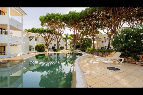 Falésia Modern Flat W/Balcony & Pool by LovelyStay
