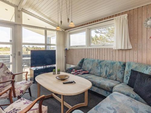 バイアス・スタンにある6 person holiday home in Vejers Strandのリビングルーム(ソファ、テーブル付)