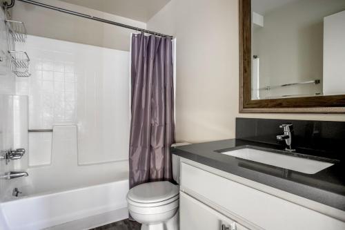 La salle de bains est pourvue d'un lavabo, de toilettes et d'un miroir. dans l'établissement Westwood 1br close to UCLA LAX-1141, à Los Angeles