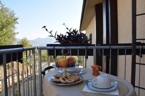 una mesa con 2 platos de comida en el balcón en Da Poldino, en Borgo a Buggiano