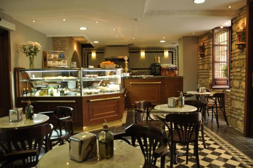 a restaurant with tables and chairs and a buffet at Hotel Posada de Vallina by MiRa in Córdoba