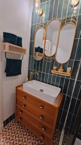 Bilik mandi di Studio 2 pers aux inspirations 60s